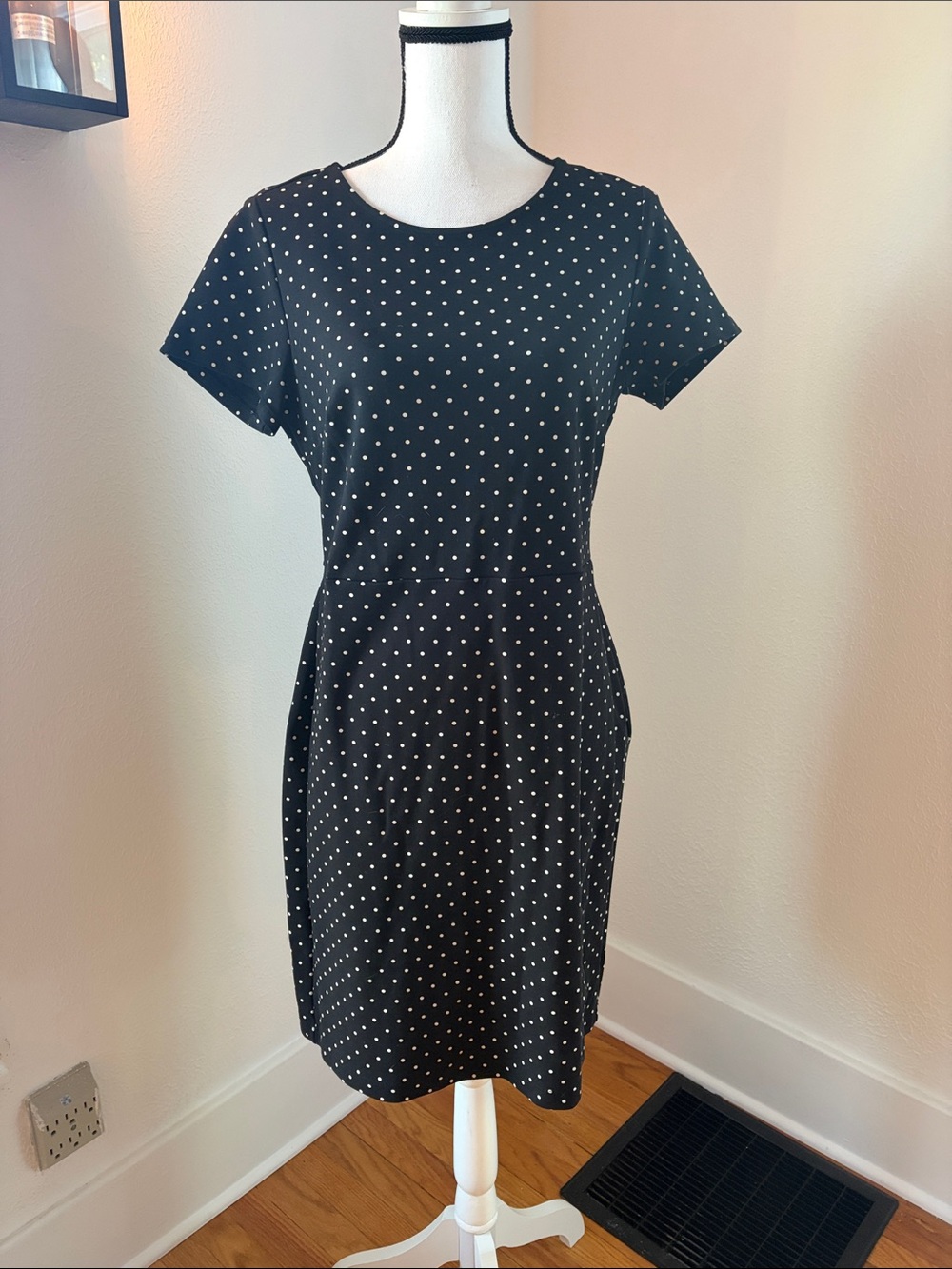 EUC Old Navy Medium Black and White polkadot short sleeve shift dress